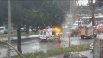 Incidente all’Eur, ambulanza in fiamme nel traffico