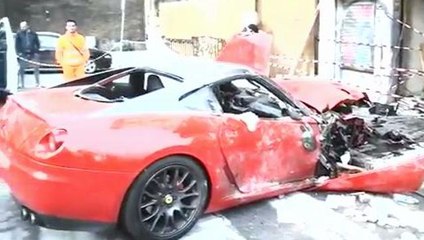 Ferrari sbanda e devasta un negozio