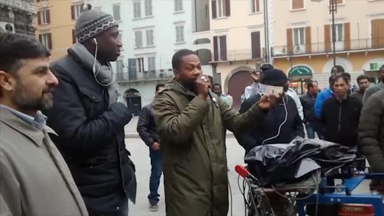 Migranti, la protesta in piazza Loggia
