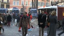 Roma: scontri polizia-tifosi olandesi, Piazza di Spagna come una discarica