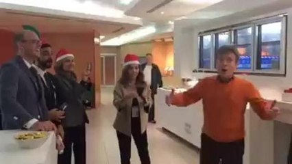 Pupo in attesa del volo per la Siberia inganna il tempo cantando «Astro del ciel»