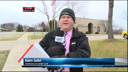 Il bello della diretta: rapinatore torna a svaligiare la stessa banca. Reporter interrompe il servizio e chiama la polizia