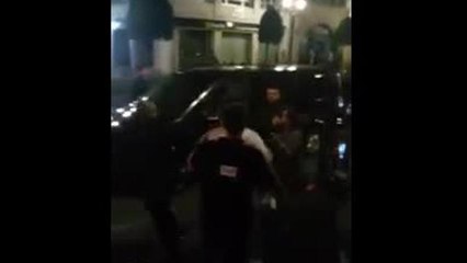 Il giocatore del Barcellona Piquè esce dalla discoteca ubriaco tra i fischi