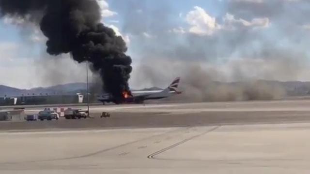 Video Paura a Las Vegas: aereo prende fuoco in pista prima del decollo