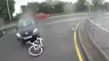 Incidente da non credere: ciclista travolto da auto fa il salto della morte e cade in piedi