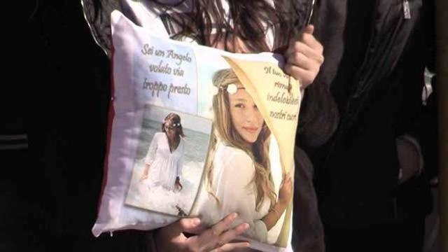 Ostia: l’ultimo saluto a Carmen, 15enne morta dopo essere stata investita sulle strisce