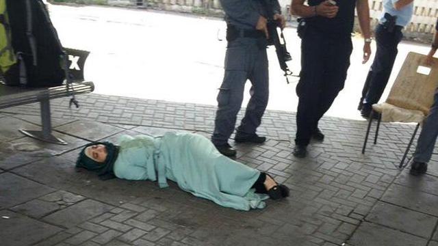 Donna palestinese colpita da polizia dopo tentativo di aggressione