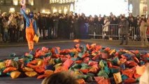 Torino: battaglia di cuscini in piazza