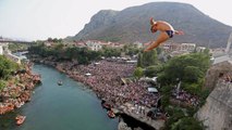 Evoluzione e tuffi spettacolari   dal ponte di Mostar