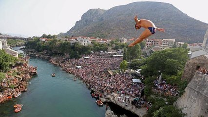 Evoluzione e tuffi spettacolari   dal ponte di Mostar