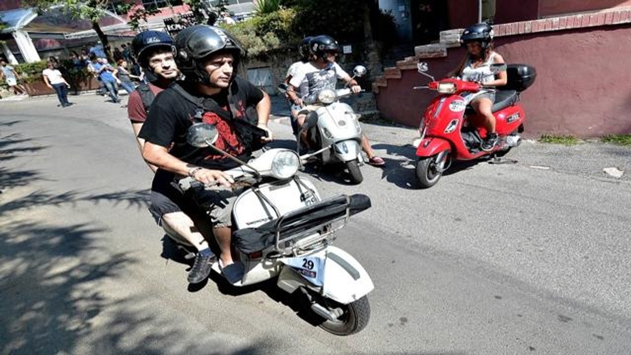 Vespe in raduno per visitare i luoghi simbolo di Roma