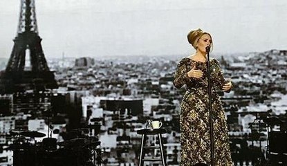 Download Video: Adele in concerto a New York rende omaggio alle vittime di Parigi