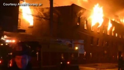 Chicago, a fuoco un magazzino: quasi tre ore per spegnere l'incendio