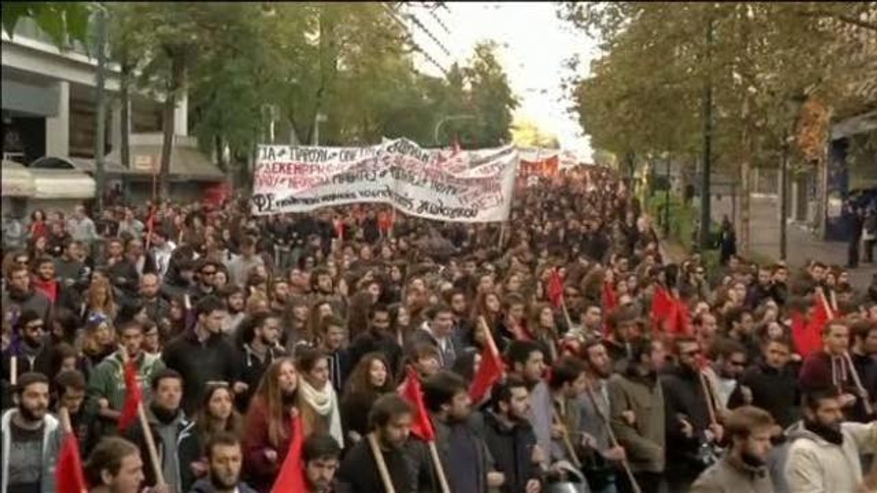 Atene: scontri durante la commemorazione del 15enne ucciso dalla polizia nel 2008