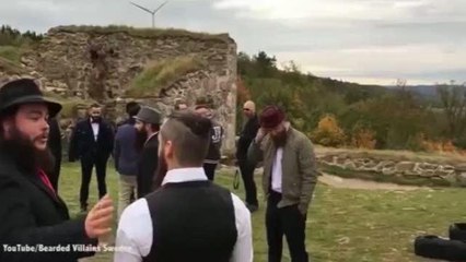 Svezia: hipster barbuti scambiati per soldati dell'isis, la polizia fa irruzione