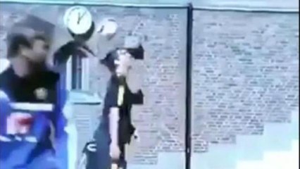 La naturalezza con cui Ibrahimovic trasforma il palleggio in una magia