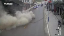 Cina: due case crollano in mezzo alla strada
