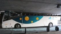 Autobus resta incastrato nel sottopassaggio: 34 studenti feriti