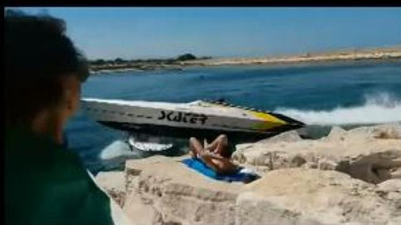 Brindisi, motoscafo «impazzito» si schianta a tutta velocità sulla banchina