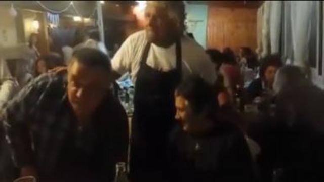 Regionali: a Genova Beppe Grillo cameriere per una sera