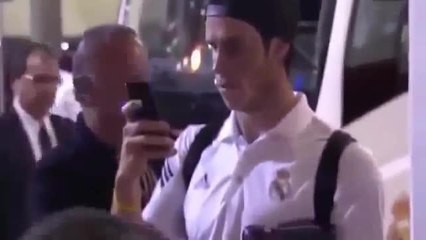 Real Madrid, Bale snobbato dai tifosi: fan di Rodriguez gli chiede di fare il fotografo