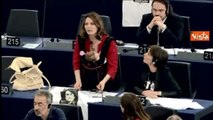 L’eurodeputata grillina col bebé in Parlamento a   Strasburgo, lei parla lui piange