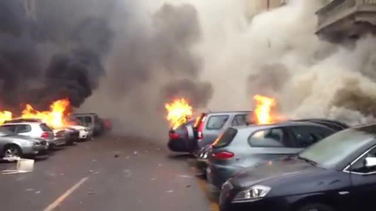 Milano, le auto incendiate dai Black bloc  in Corso Magenta