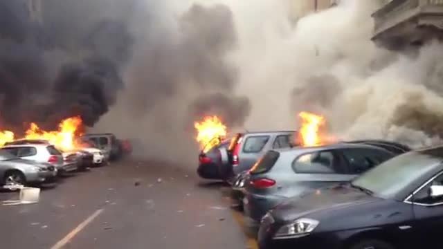 Milano, le auto incendiate dai Black bloc in Corso Magenta