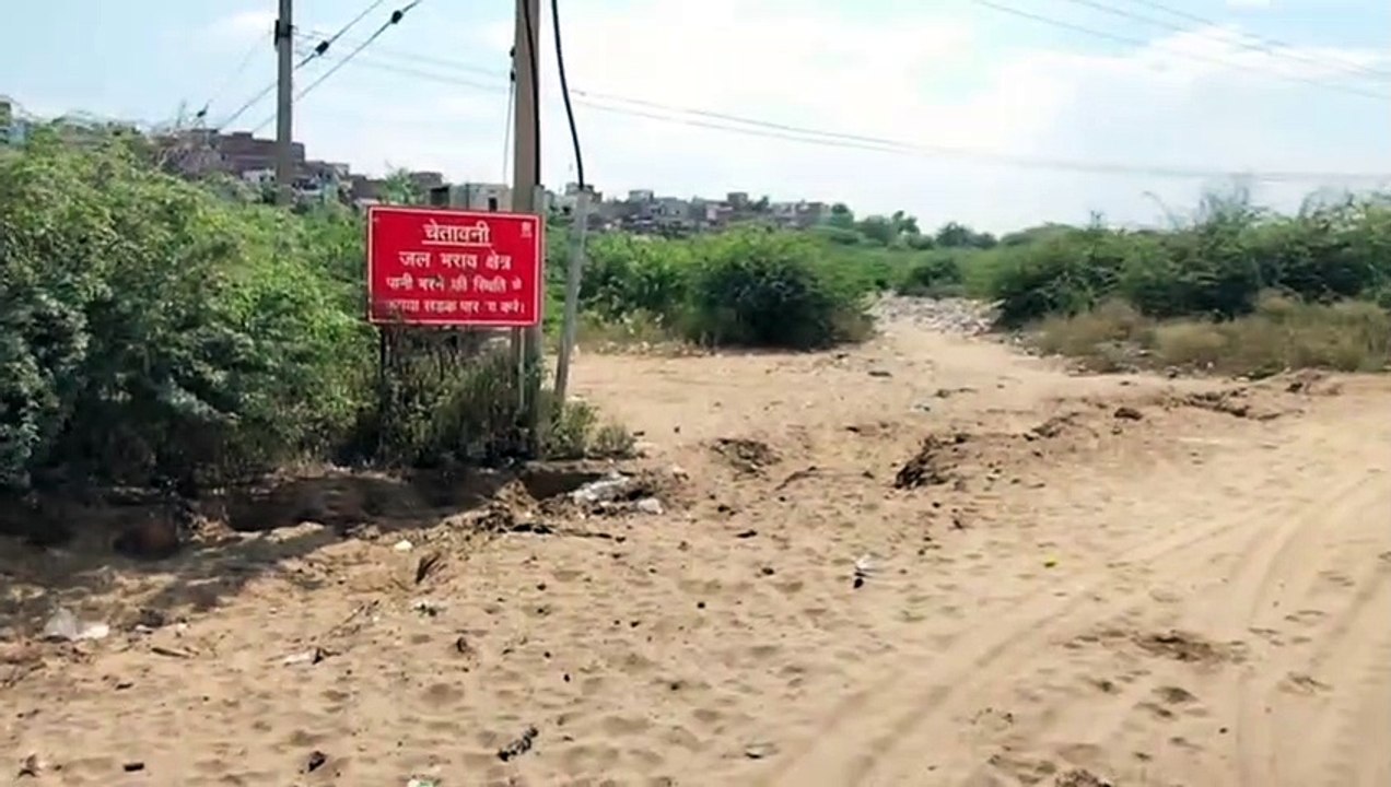 चुनावी सौगात...कच्ची बस्ती के लिए नदी के भराव क्षेत्र में पक्की सड़क