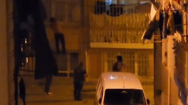 Fatih'te elinde bıçakla kapıya dayandı, tehditler savurdu