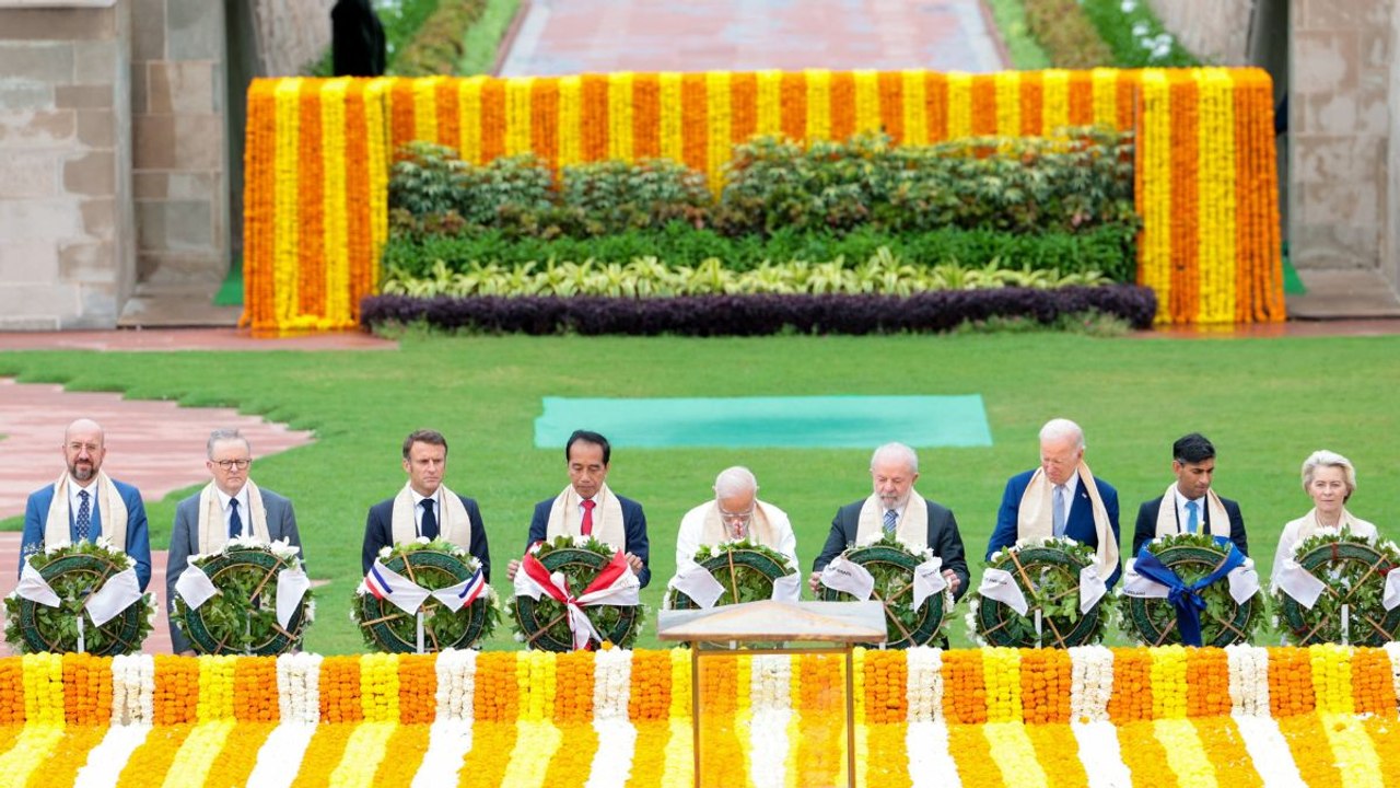 राजघाट पर ग्लोबल लीडर्स, महात्मा गांधी के पसंदीदा भजनों के बीच अर्पित की श्रद्धांजलि