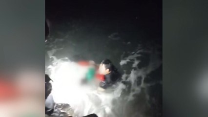 밤바다 400m 헤엄쳐 50대 여성 구조한 해경 구조대원 / YTN