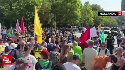 Hollanda'da iklim aktivistlerine tazyikli suyla müdahale