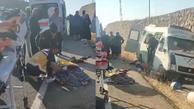 Lastiği patlayan minibüs duvara çarptı! 3 ölü, 17 yaralı…