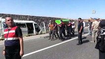 Urfa'da tarım işçilerini taşıyan minibüs duvara çarptı: Üç ölü, 17 yaralı