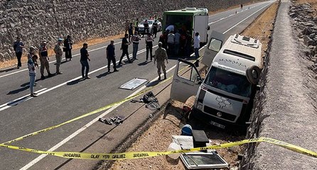 İşçileri taşıyan minibüs duvara çarptı! Ölü ve yaralılar var