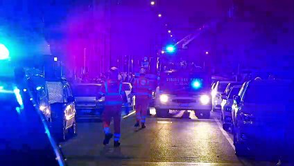 Download Video: Affori, incendio all?ultimo piano di un palazzo: appartamenti invasi dalle fiamme