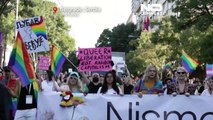 Milhares de pessoas na marcha do Orgulho Gay em Belgrado