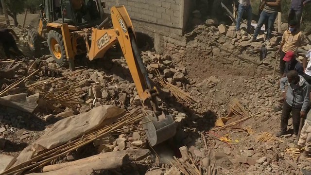 فرق الإنقاذ في بلدة مولاي إبراهيم تواصل جهودها لإخراج العالقين تحت الأنقاض #زلزال_المغرب #المغرب #مراكش #العربية