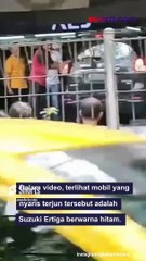 Nyaris! Detik-detik Warga Tarik Mobil yang Hampir Jatuh dari Lantai 2