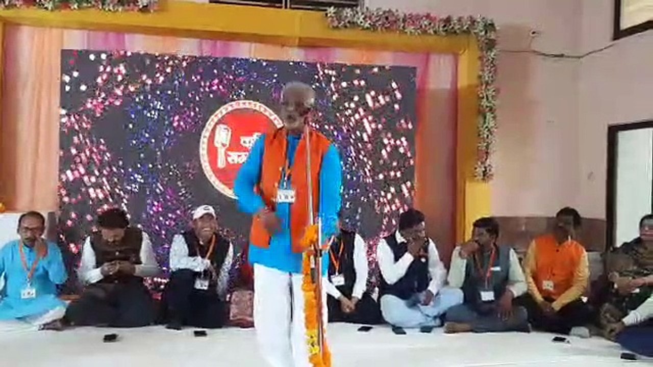 कवि सम्मेलन हुआ,गीत गजल ने बांधा समां