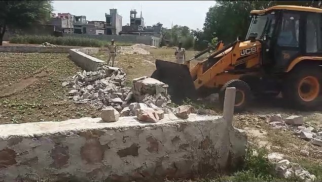 छह बीघा में ध्वस्त की अवैध कॉलोनी