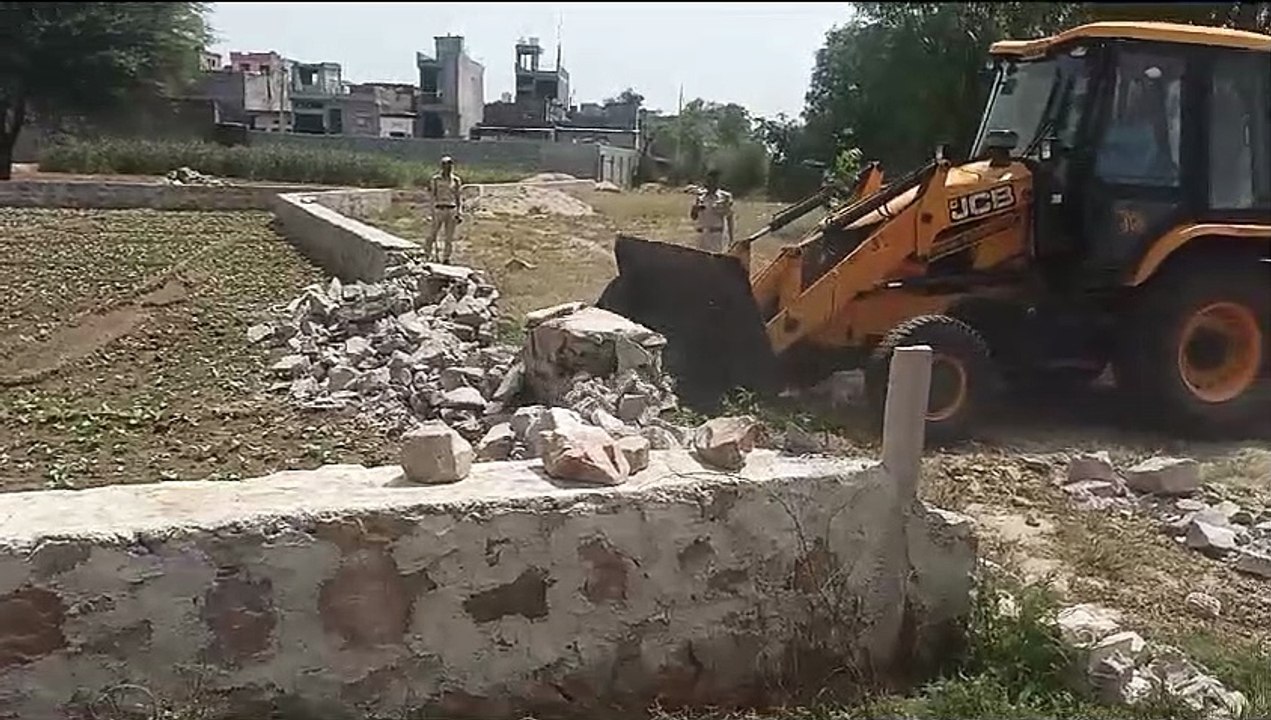 छह बीघा में ध्वस्त की अवैध कॉलोनी