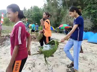 Aksu Pungut Sampah Pantai Nem Bura