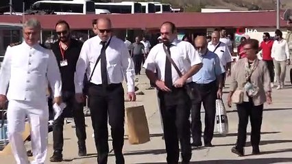 Ermeni Hıristiyanlar Akdamar Kilisesi'ne teknelerle taşınıyor