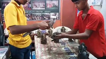 भविष्य निशक्त विद्यालय के बच्चे गणेश प्रतिमाएं तैयार कर रहे