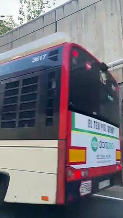 Un autobús averiado crea retenciones en la ronda de Dalt de Barcelona