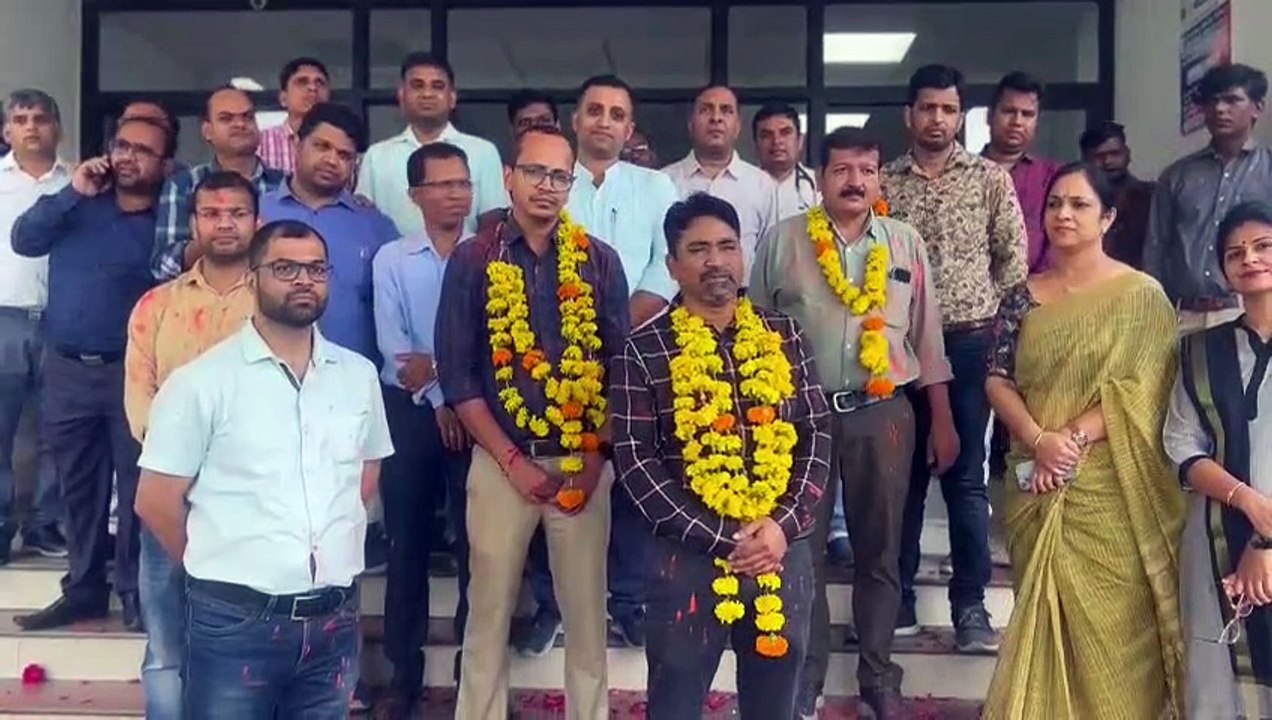 कॉलेज के डीन ने बजाया ढोल तो प्राध्यापकों ने लगाए ठुमके देखे Video