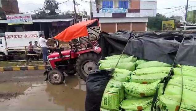 हाइवे पर खाद से भरी ट्रॉली पलटी, लगा जाम, दर्जनों वाहन गहरे गड्ढों में फंसे