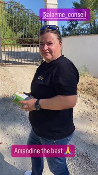 La présentatrice a fait installer un grand portail électrique, mais aussi un système d'alarme.